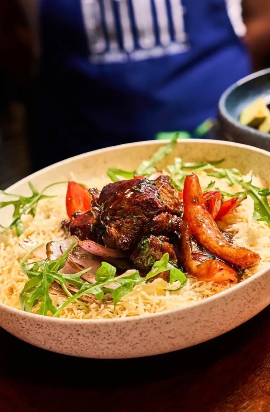Lomo salteado sobre arroz cremoso a la huancaína en Bitute